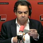 Patrick Cohen découpe sa carte de presse en direct - France Inter